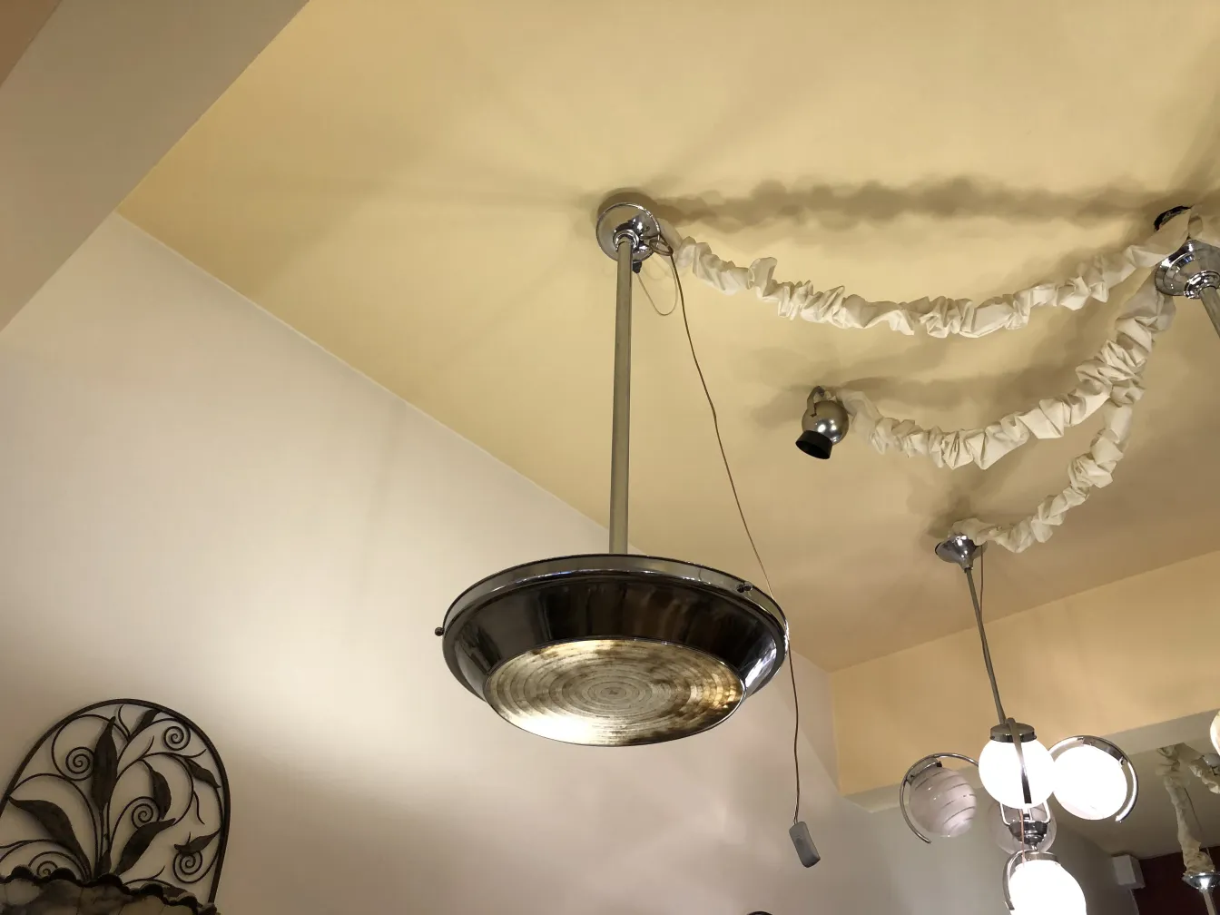 Deux lustres antiques avec un design attrayant, illuminant l'espace.