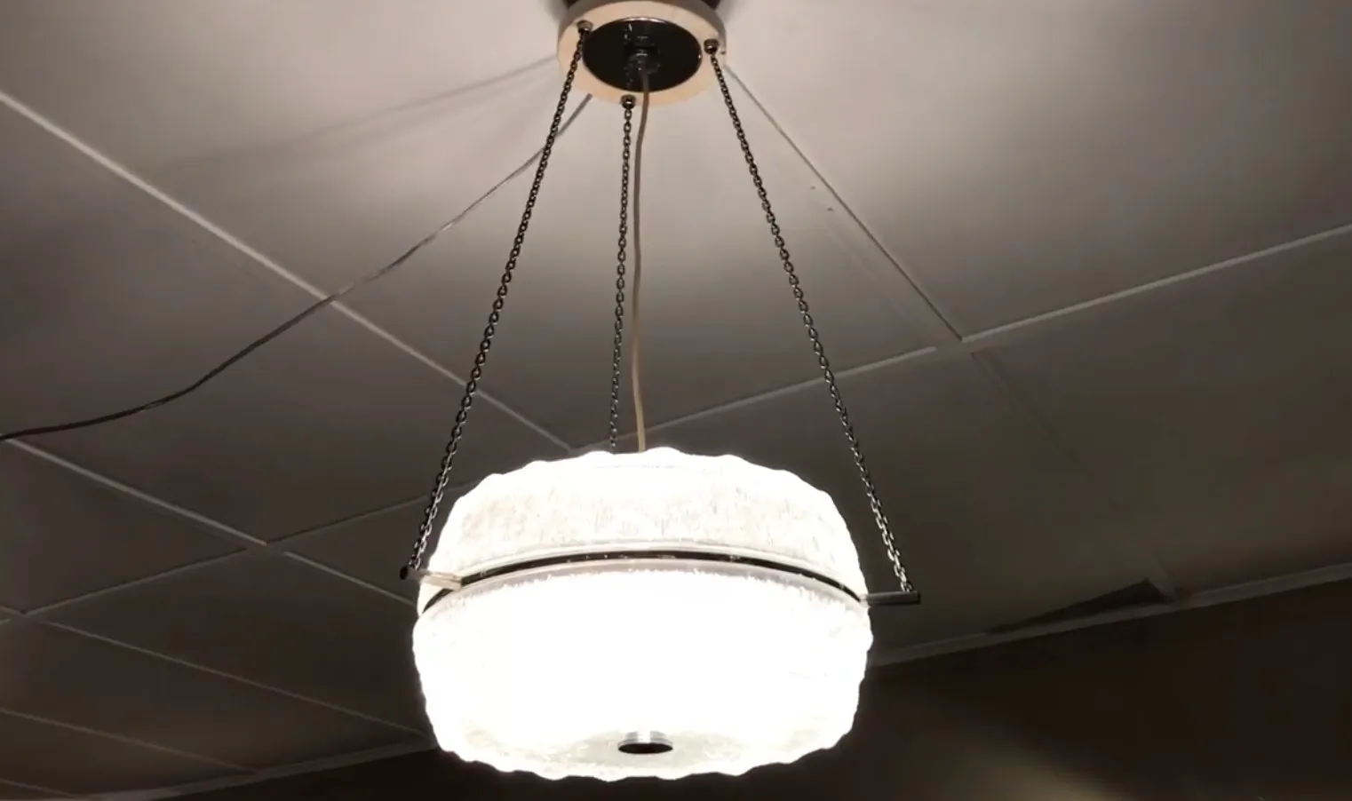 Due lampade a sospensione antiche con dettagli eleganti.