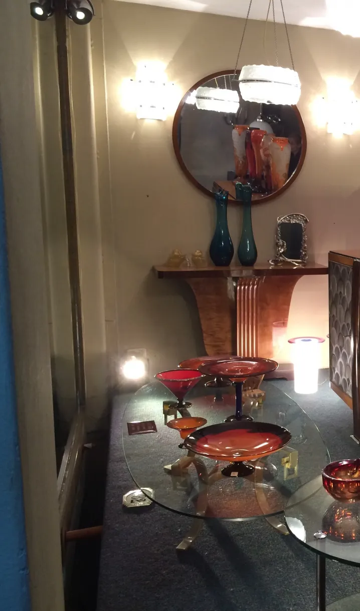 zwei antike hängelampen in einem eleganten ambiente.