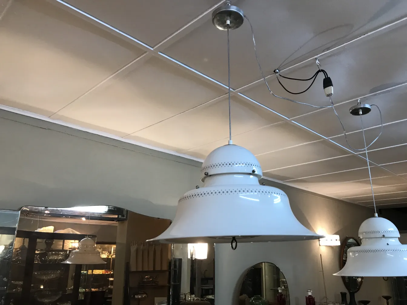 duas lâmpadas de teto antigas penduradas com detalhe decorativo