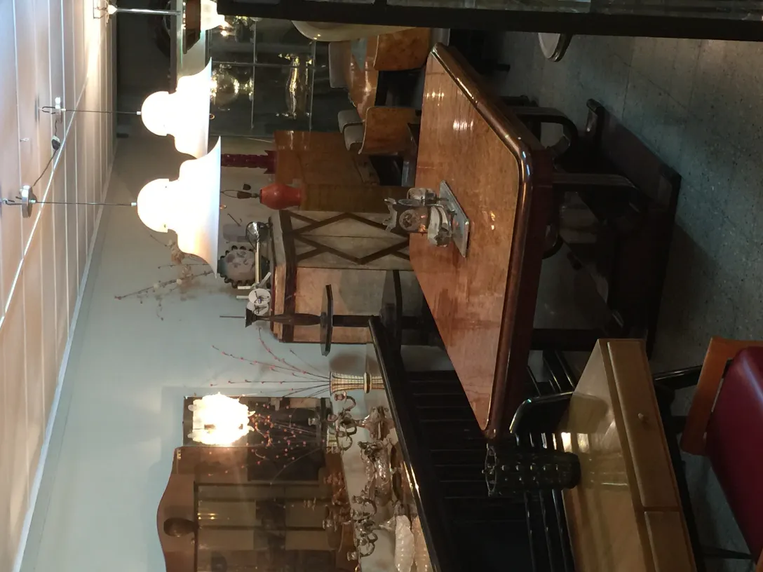 две антикварные подвесные лампы в элегантной обстановке