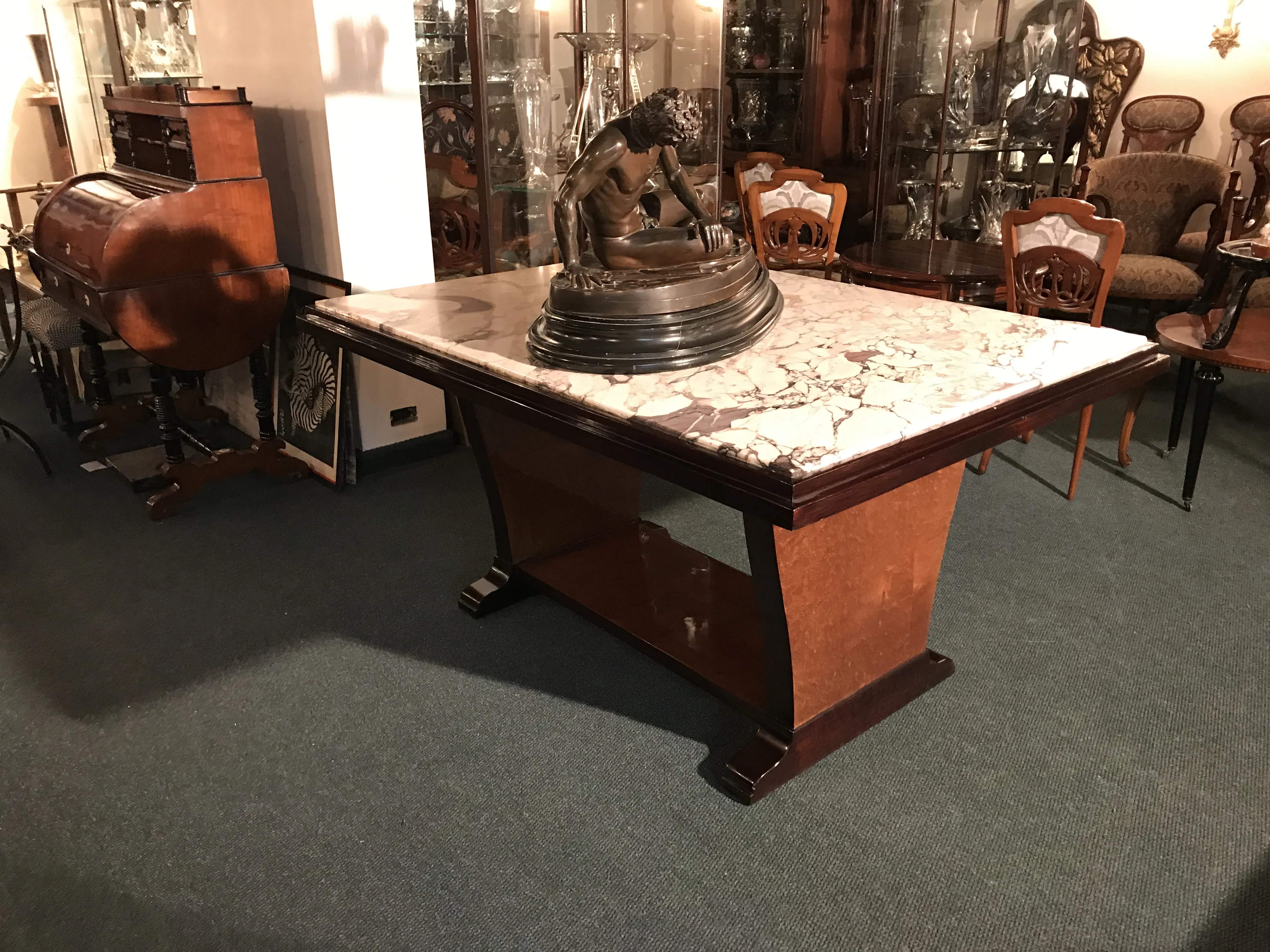 Mesa de comedor antigua estilo Art Deco para 6 personas, ambiente elegante.