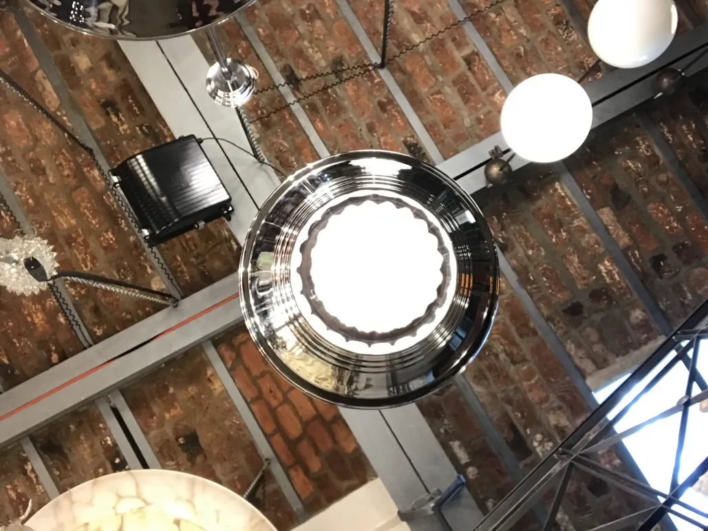 Visão de duas lâmpadas de teto antigas em um espaço decorativo.