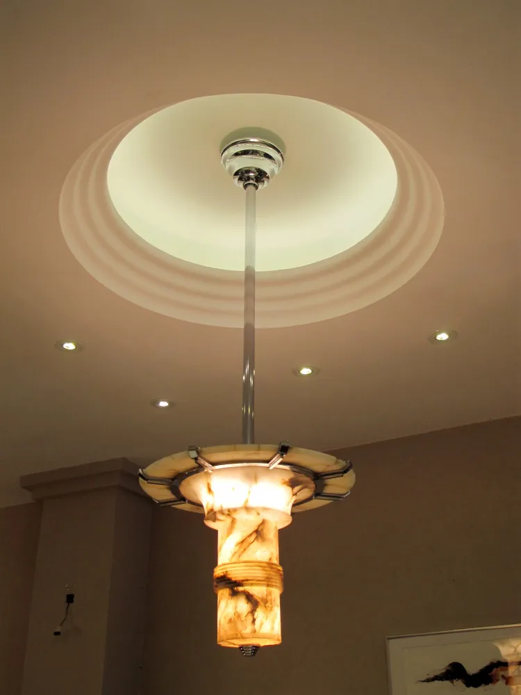 우아한 환경에 있는 두 개의 고급스러운 盞吊燈