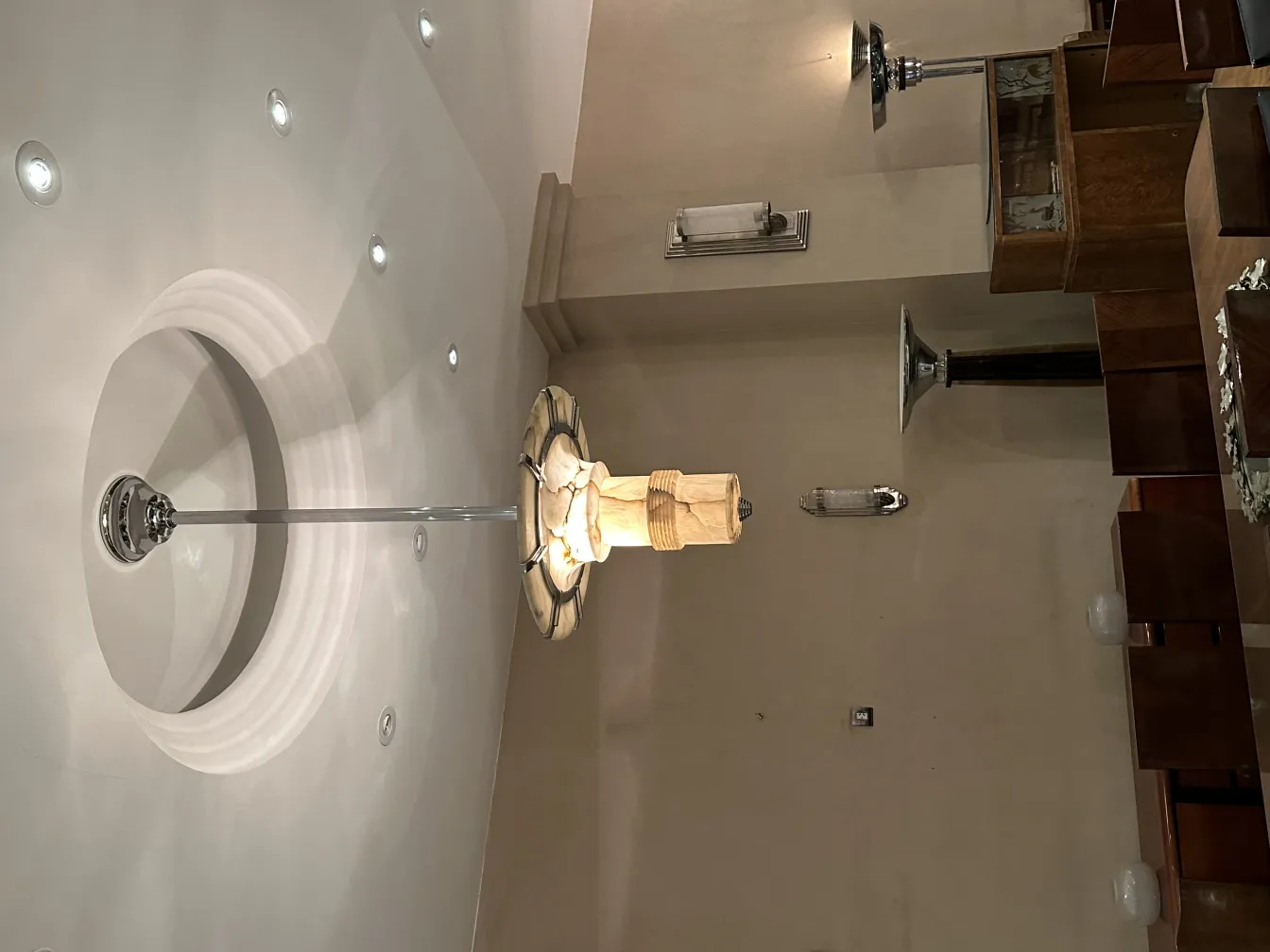 due lampade a sospensione antiche che brillano in un ambiente accogliente