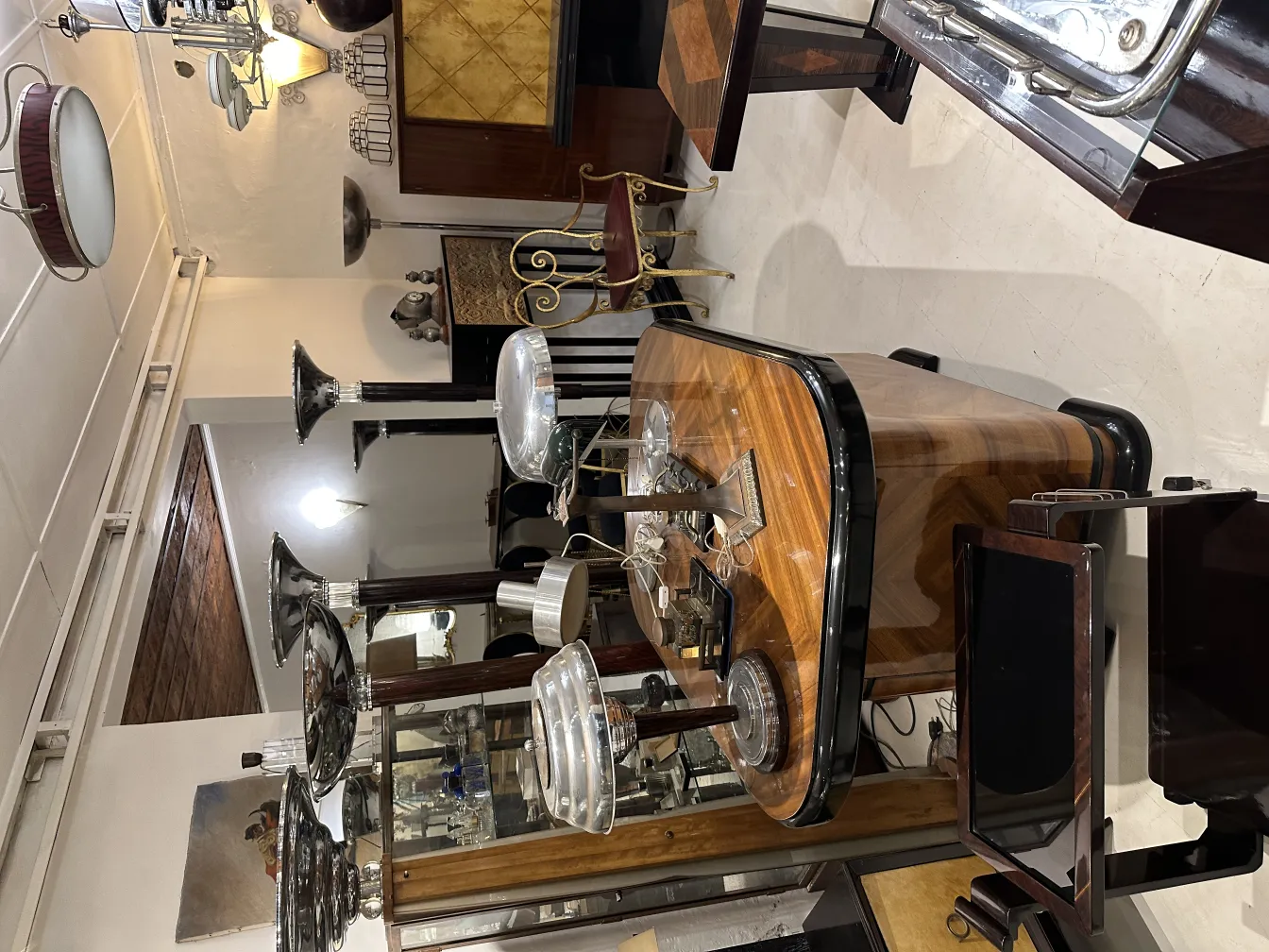 Deux lustres anciens avec des designs élégants dans un cadre décoratif