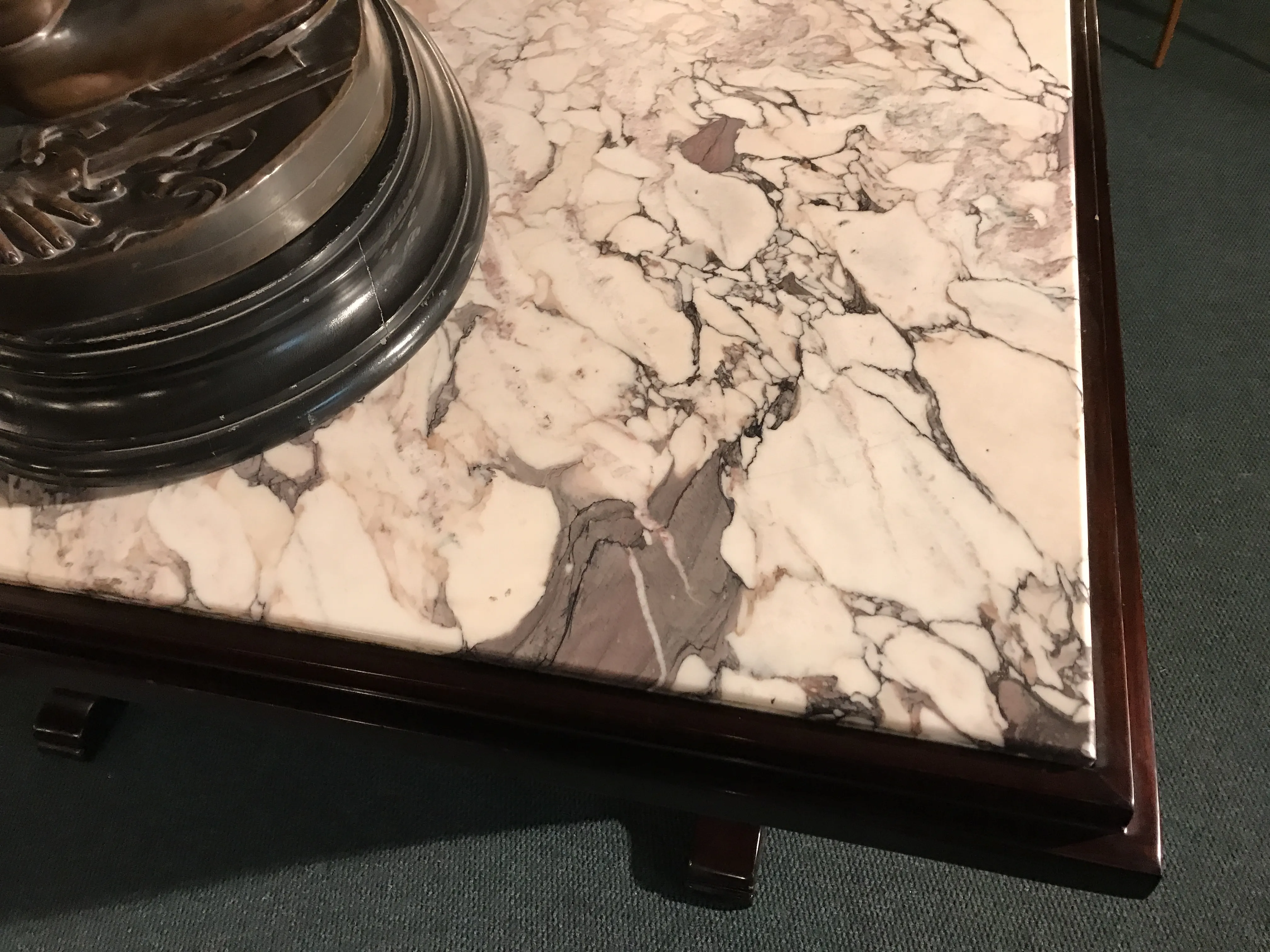 Mesa de jantar antiga para 6 pessoas com tampo de mármore e estátua de bronze