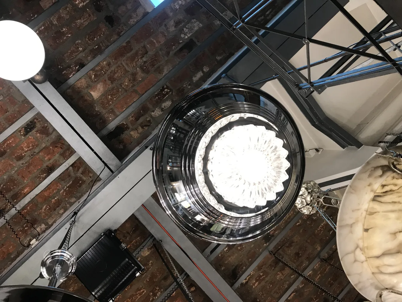 dos lámparas de techo antiguas con acabados brillantes