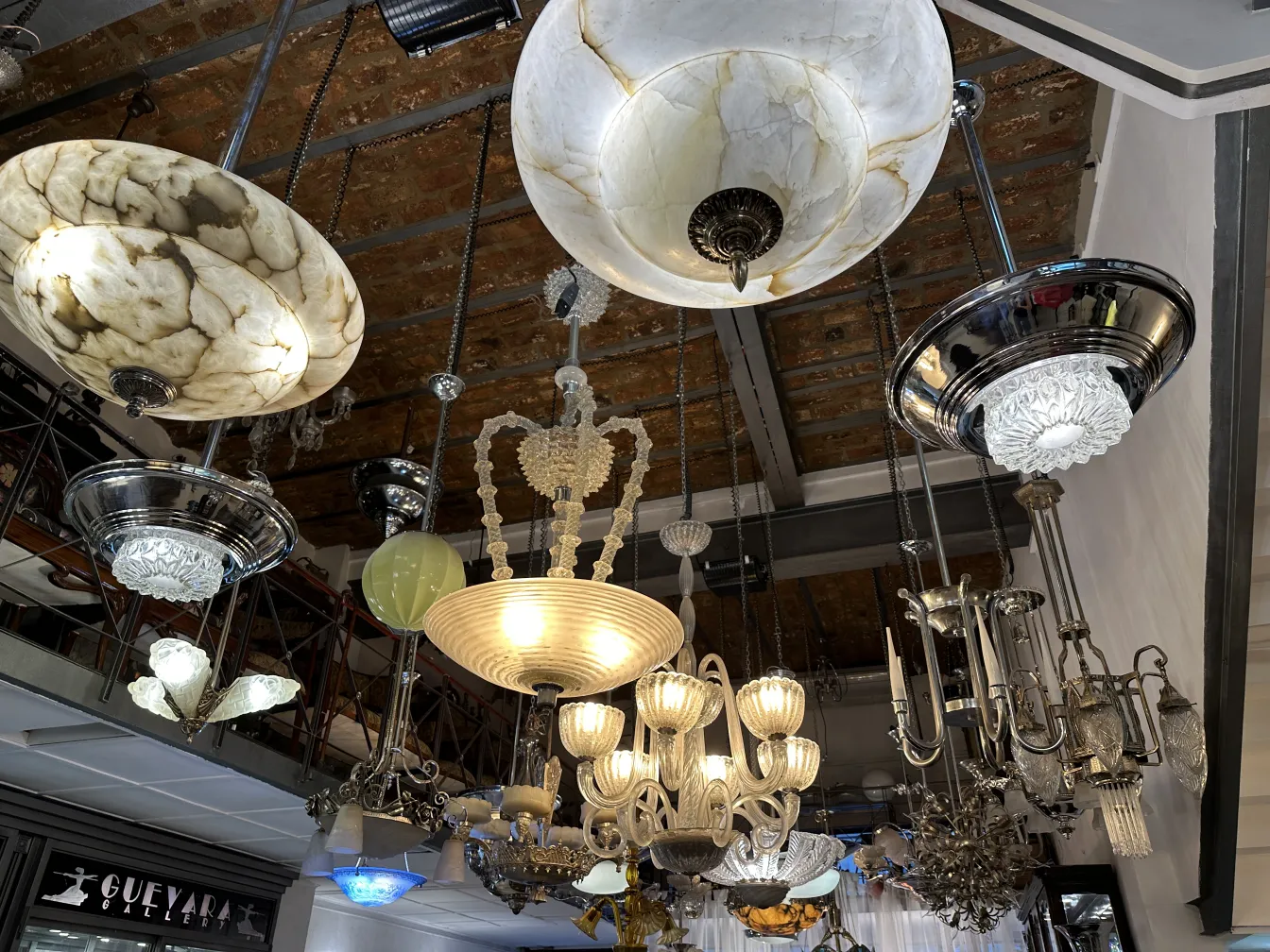 deux lustres antiques dans un cadre décoratif