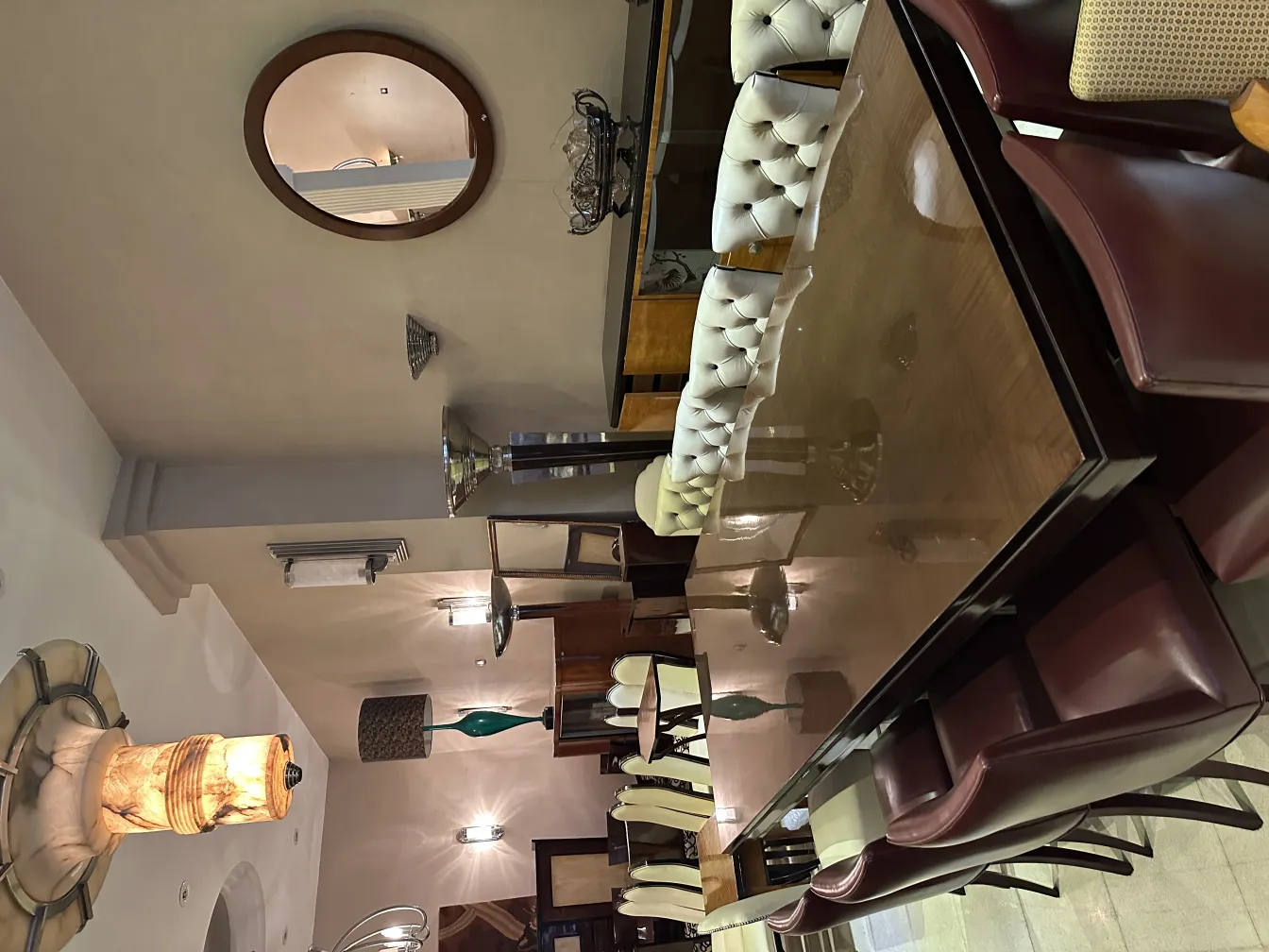 Dos lámparas de techo antiquas en un ambiente elegante