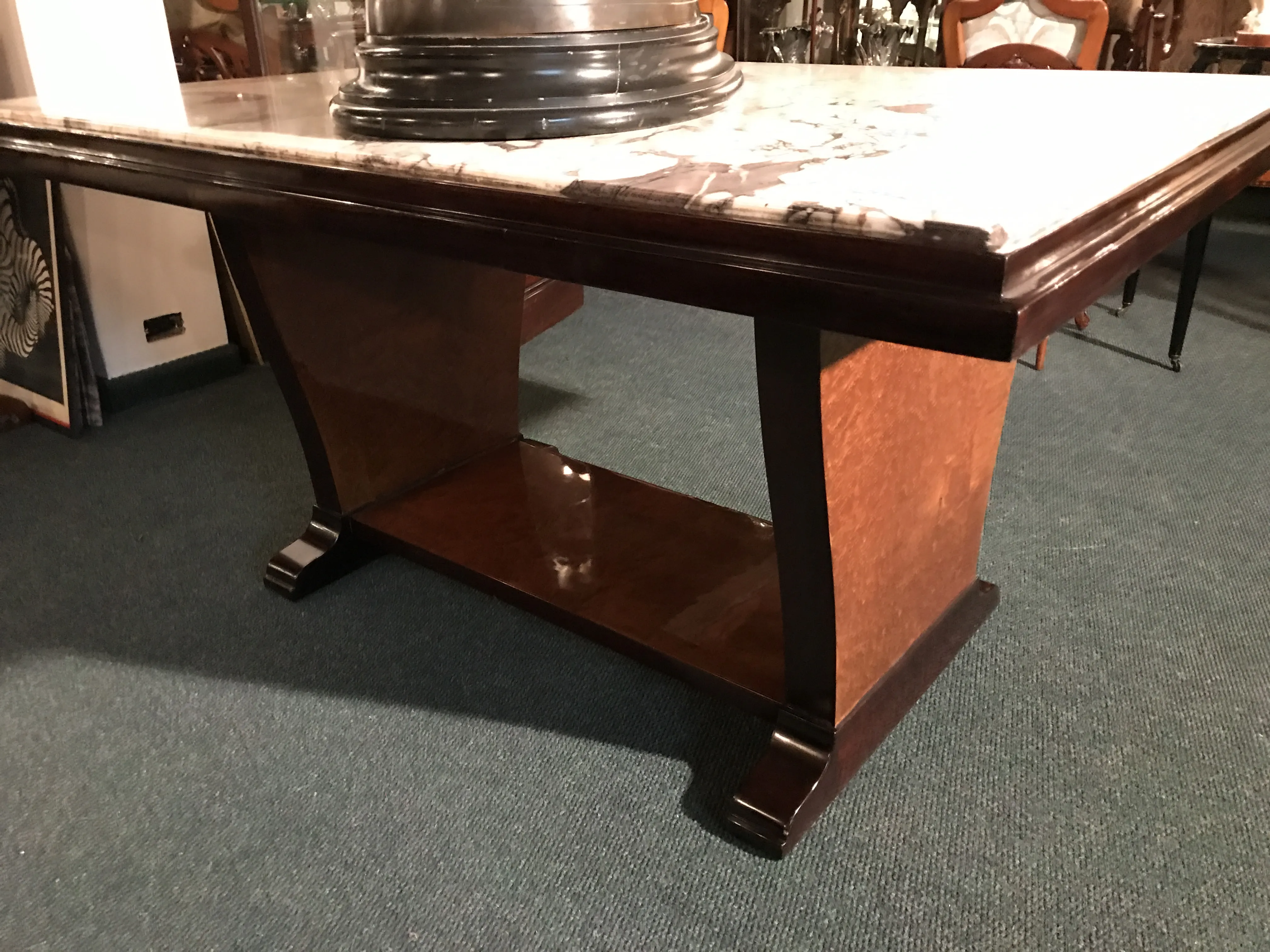 Mesa antiga de jantar para 6 pessoas em ambiente elegante.