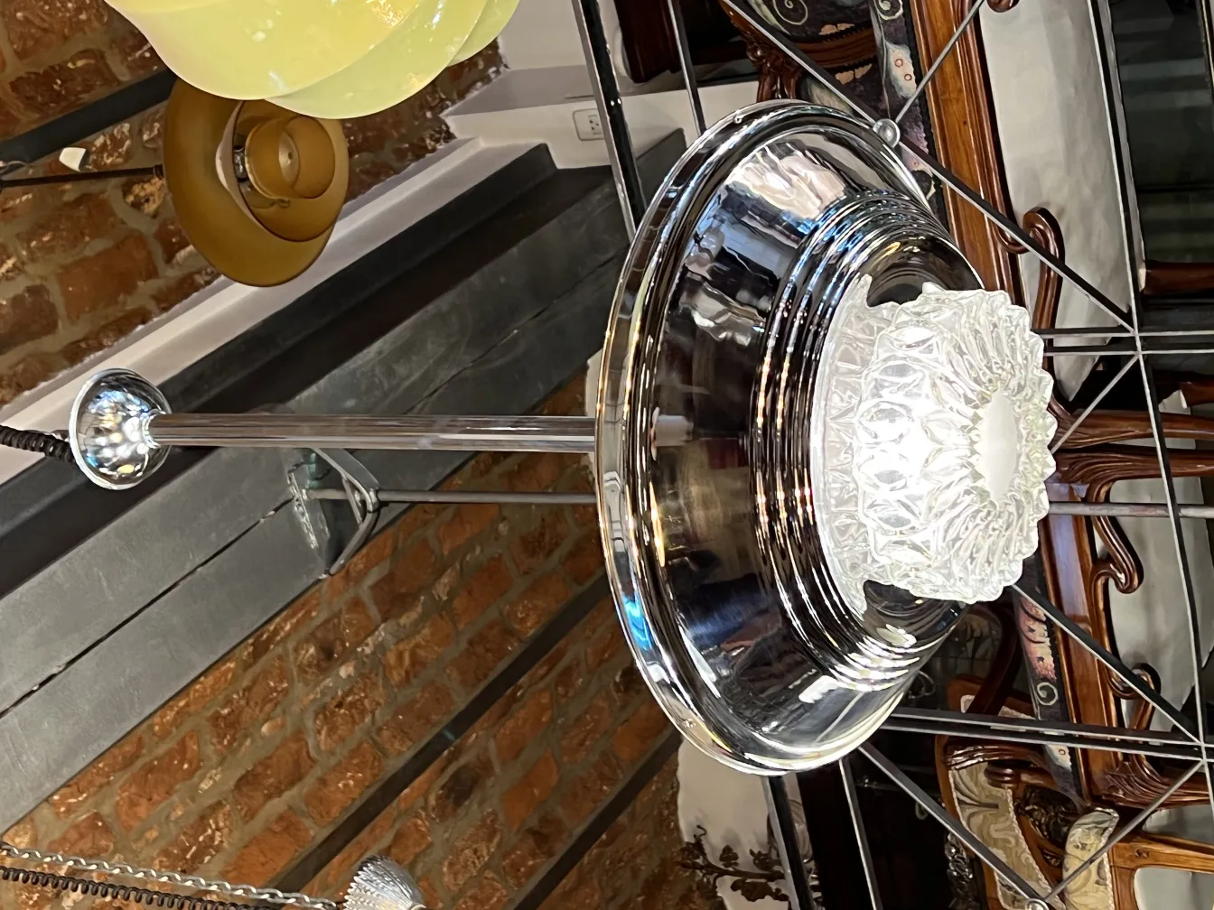 2 lámparas de techo antiguas con diseño elegante y detalles decorativos, ambiente acogedor.