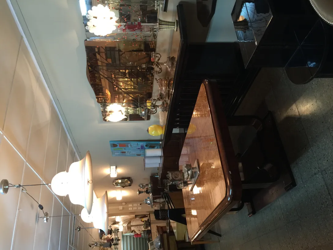 اثنتان من المصابيح المعلقة القديمة في بيئة دافئة ومضاءة