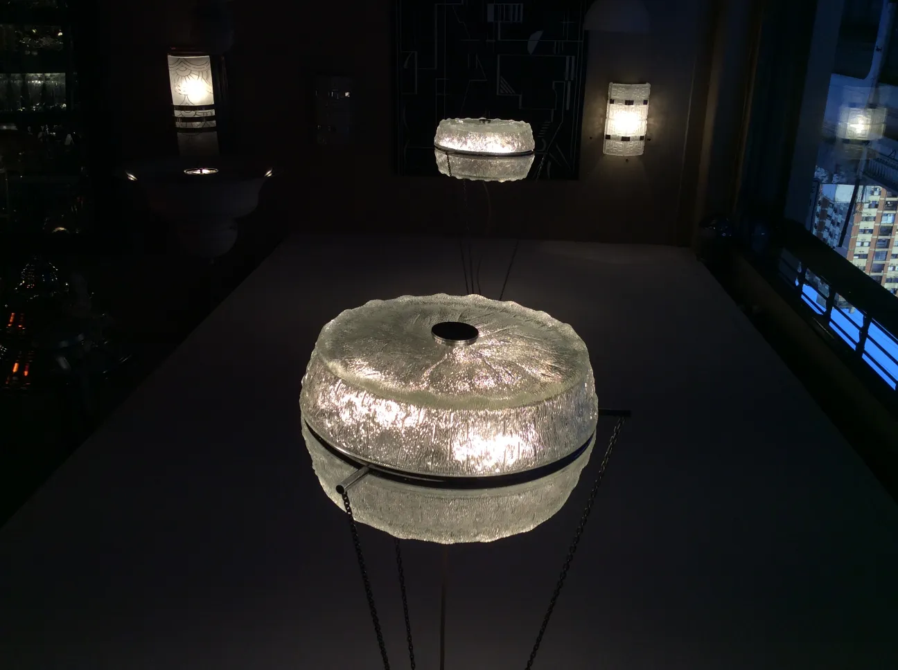 Ansicht von 2 antiken Hängelampen mit sanftem Licht, gemütliche Atmosphäre.