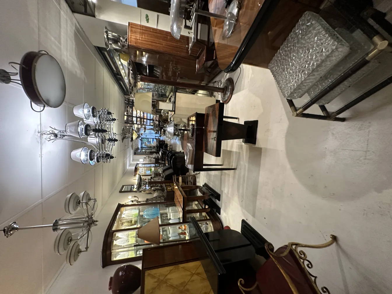 Conjunto de 2 lâmpadas de teto antigas com detalhes de vidro em um ambiente elegante