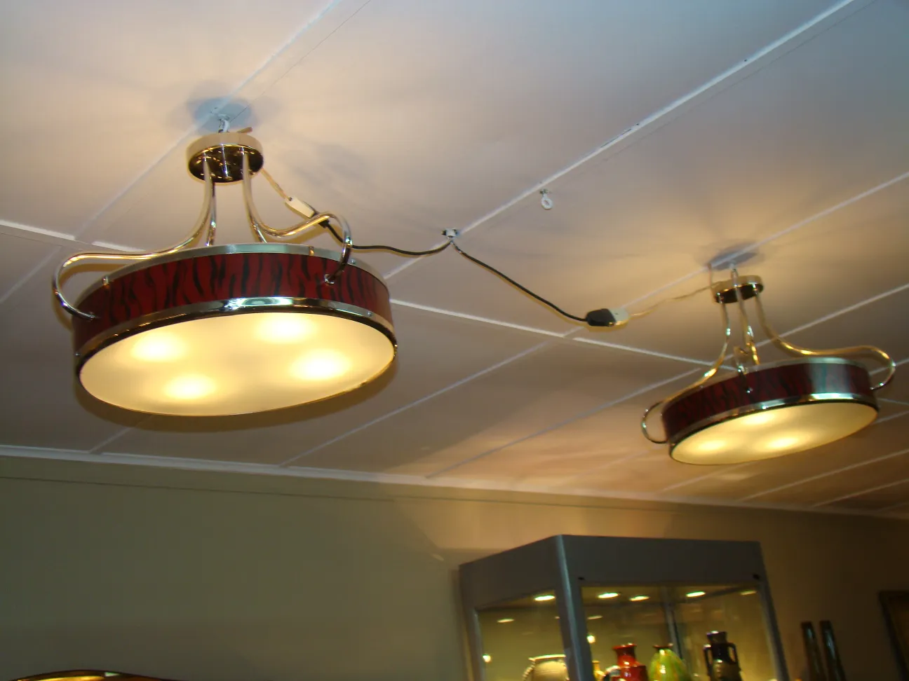 2 lámparas de techo antiguas con diseño decorativo, iluminación suave, en ambiente acogedor.