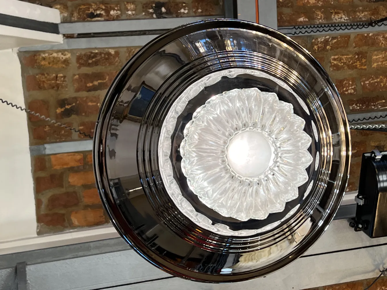 due lampade a sospensione antiche con design elegante in un ambiente accogliente