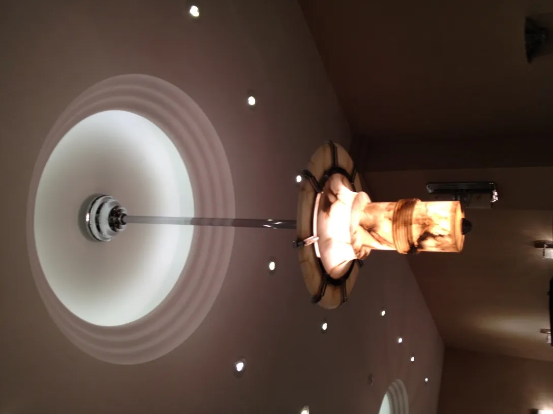 2 lustres anciens au design élégant créant une ambiance lumineuse douce