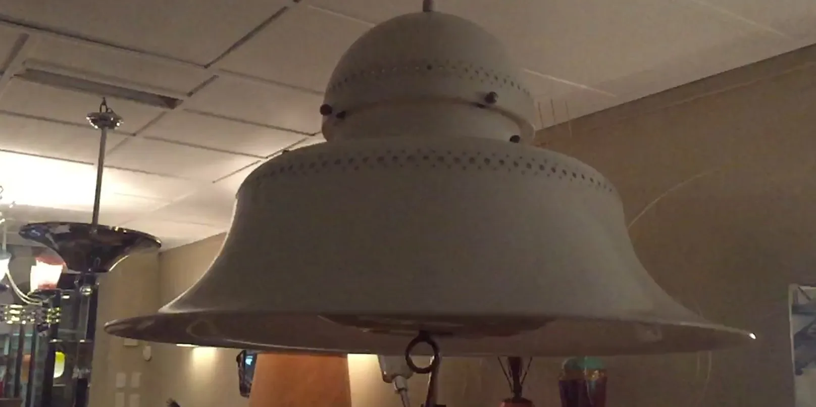 Dos lámparas de techo antiguas, iluminando un ambiente acogedor y elegante.