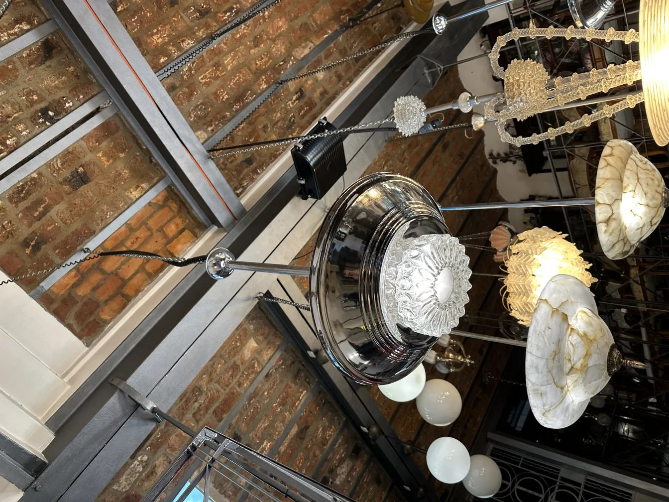 Due lampade a sospensione antiche, che mostrano design vari e un'atmosfera accogliente