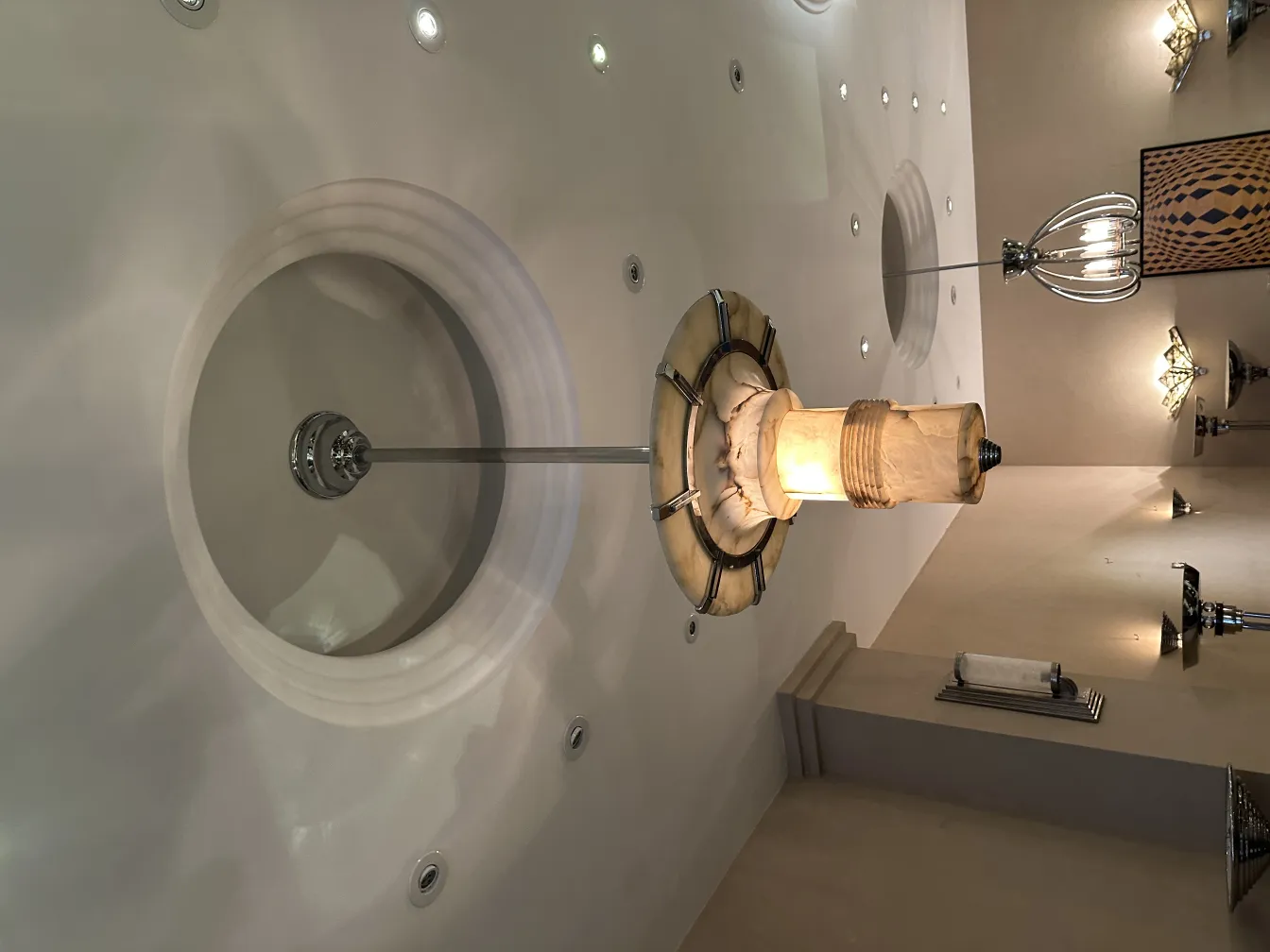 Lámparas de techo antiguas con detalles decorativos en un ambiente elegante.