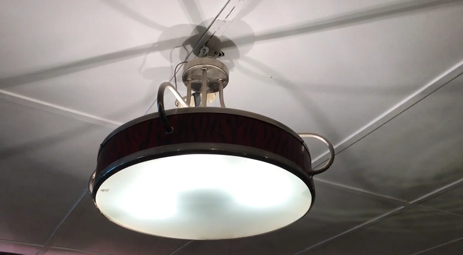 duas lâmpadas de teto antigas com design único em um ambiente doméstico