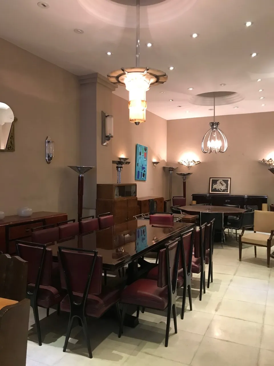 duas lampadas de teto antigas iluminando uma sala de jantar elegante