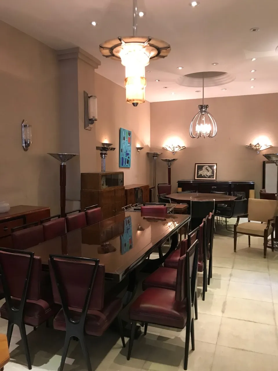 Dos lámparas de techo antiguas en un comedor decorativo.