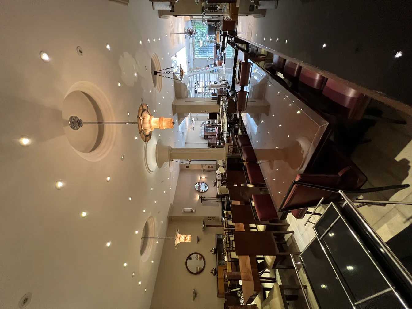 due lampade a sospensione antique in un interno elegante, atmosfera accogliente