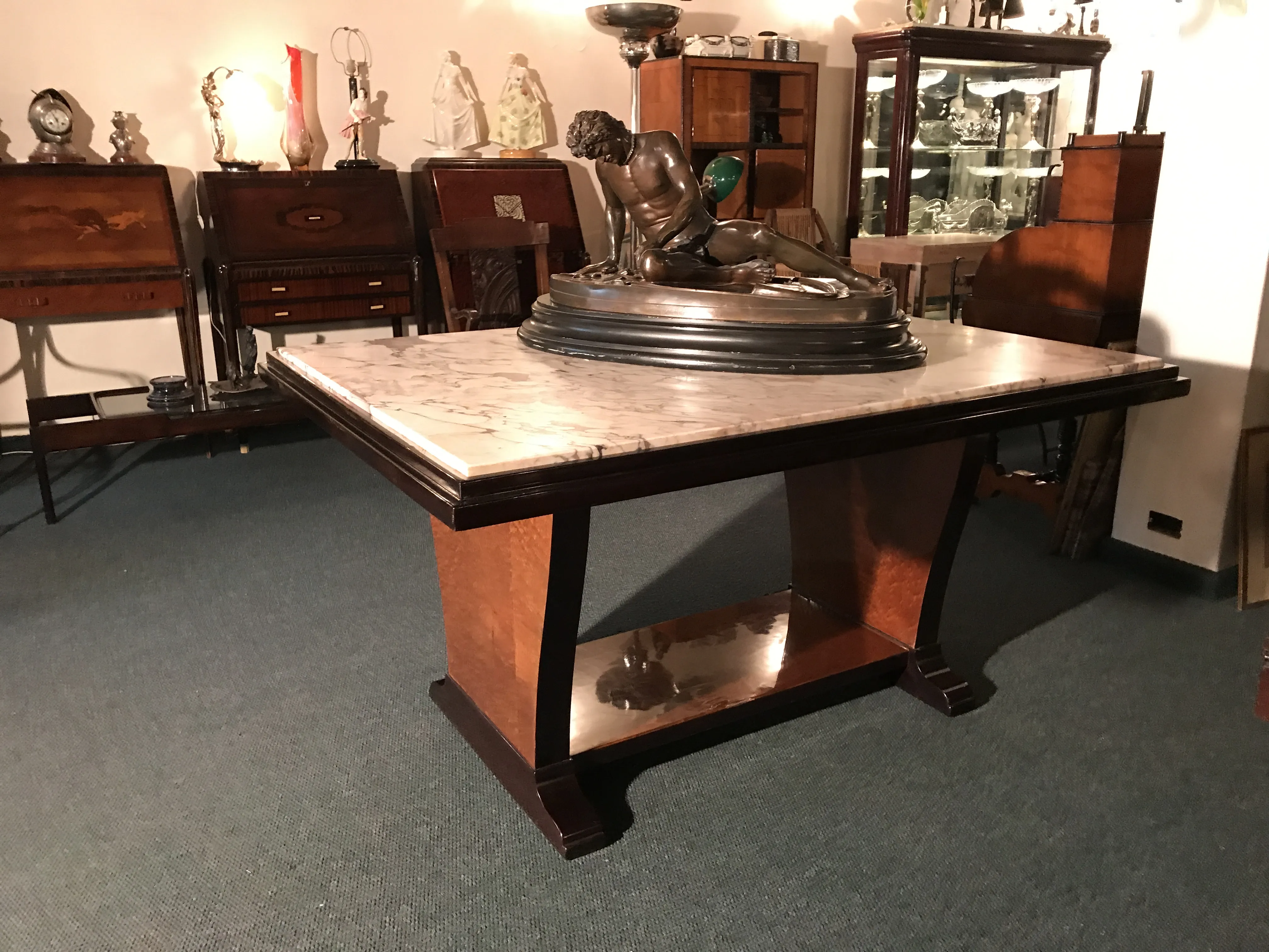 Mesa antiga de jantar para seis pessoas com decoração elegante