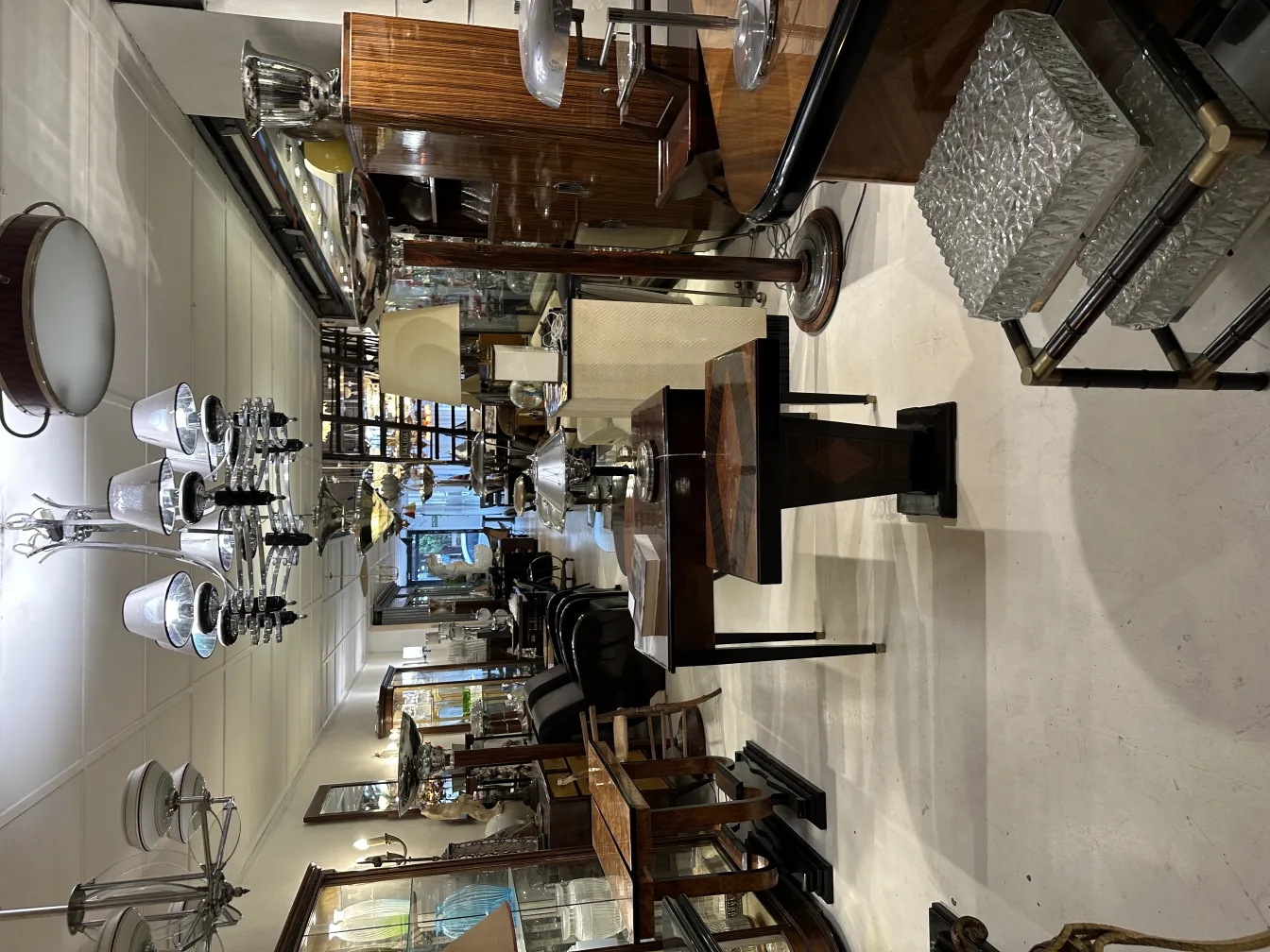 Antigua lámpara de techo con aspecto clásico en un entorno elegante y bien iluminado.