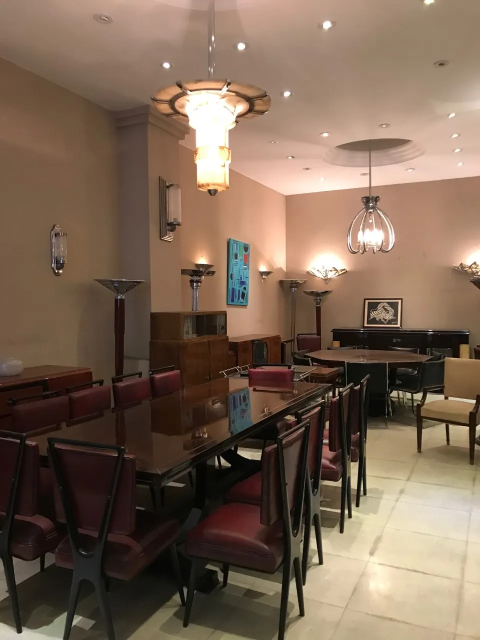 Dos lámparas de techo antiguas en una elegante sala de comedor