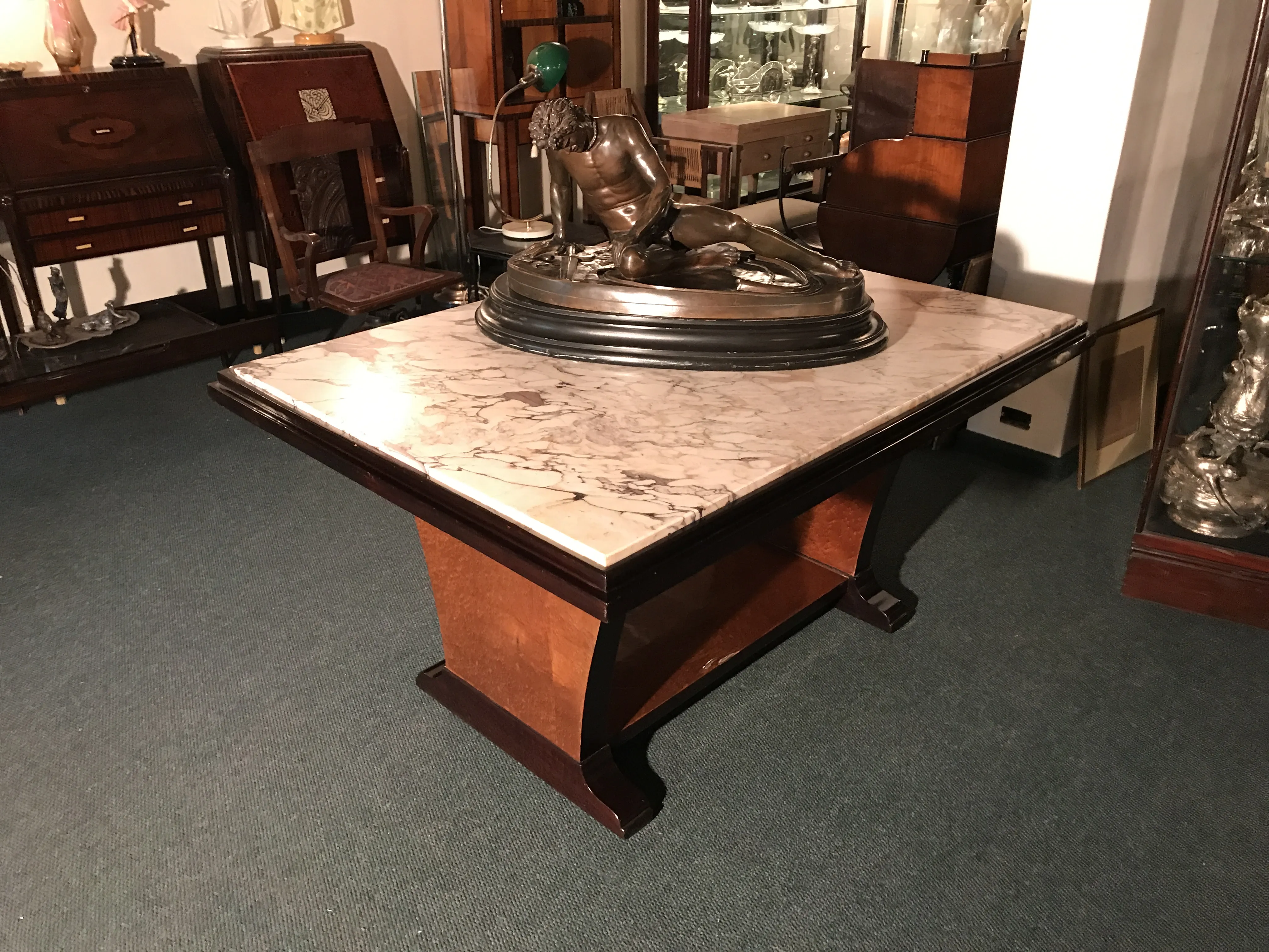 Mesa de comedor antigua para 6 personas con detalles decorativos.