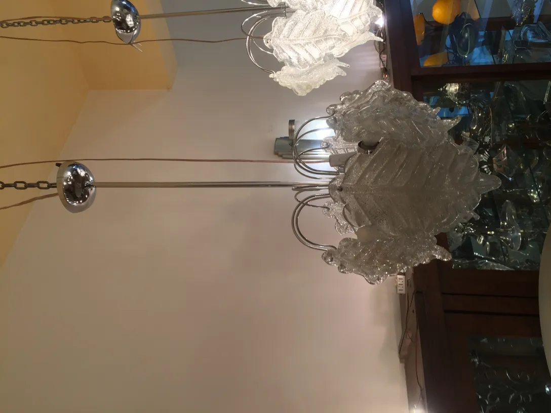 Due lampade a sospensione antiche in decorazione elegante