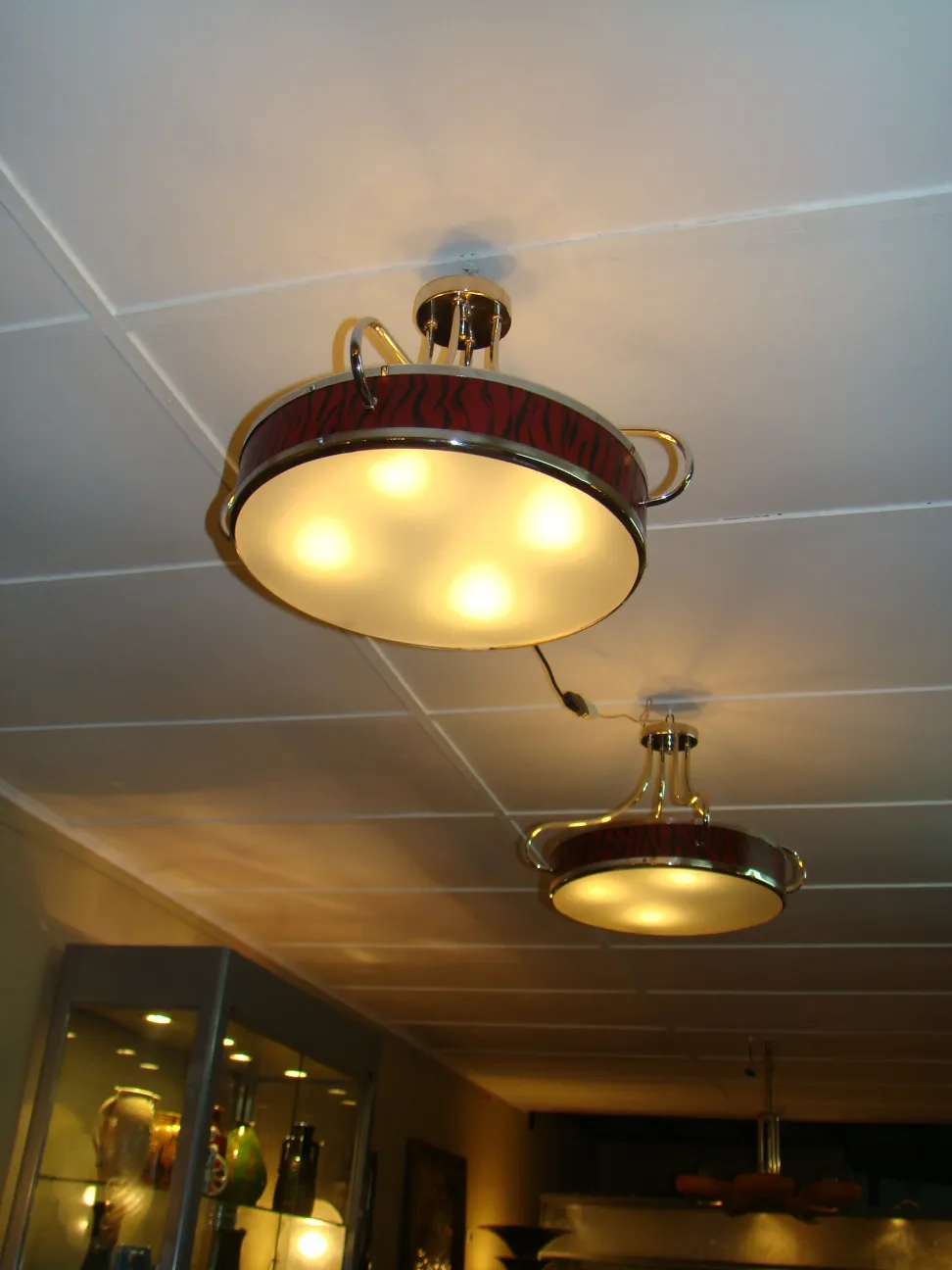 Duas lampadas de teto antigas com estilo e brilho, iluminando o ambiente.