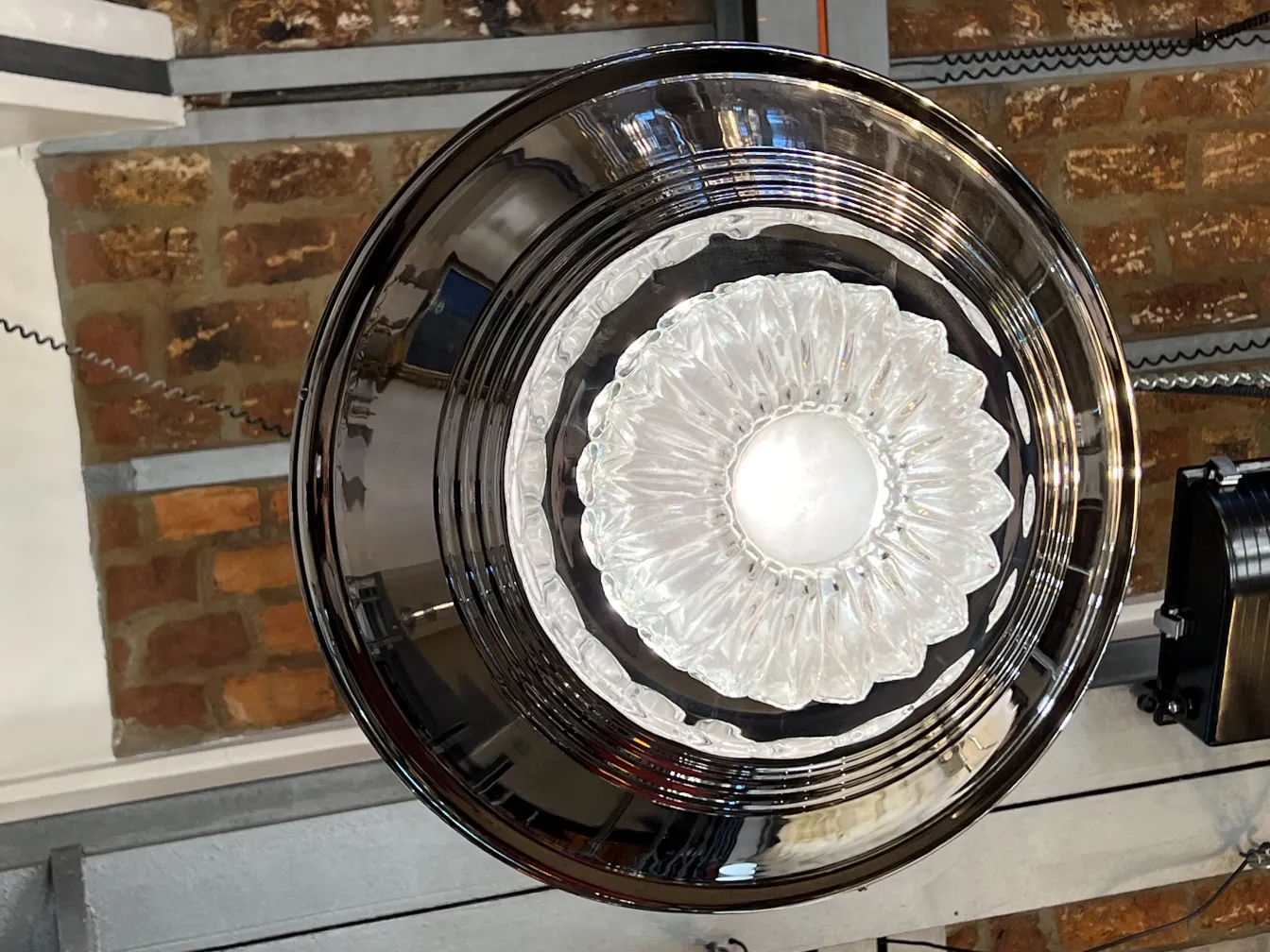 光沢のある仕上げの2個の古い吊るしランプが、田舎の環境にぶら下がっています。