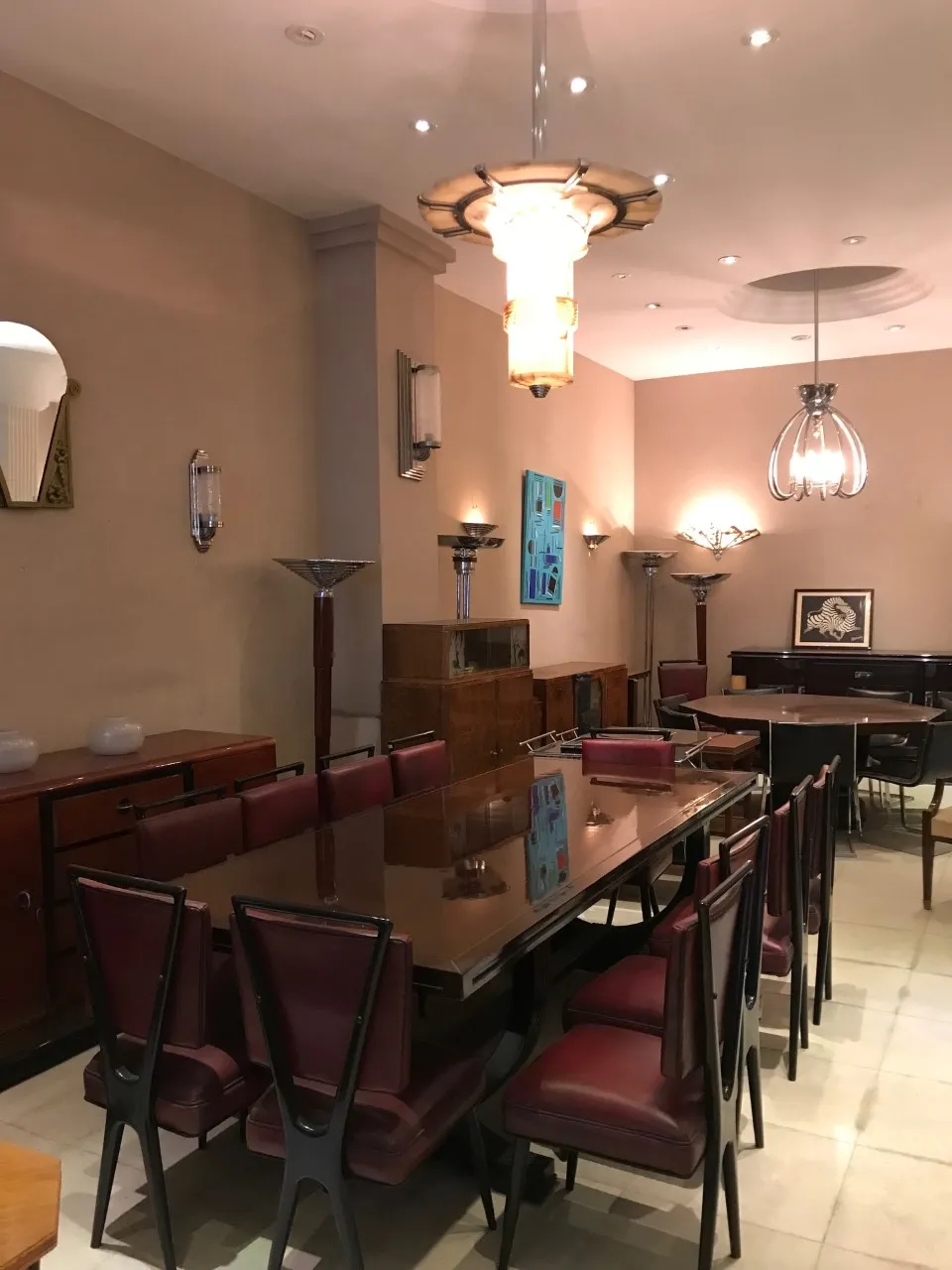 dos antiguas lámparas de techo colgantes iluminando un comedor