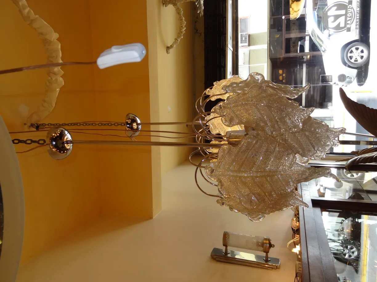 due lampade a sospensione antiche con design elegante in un ambiente accogliente