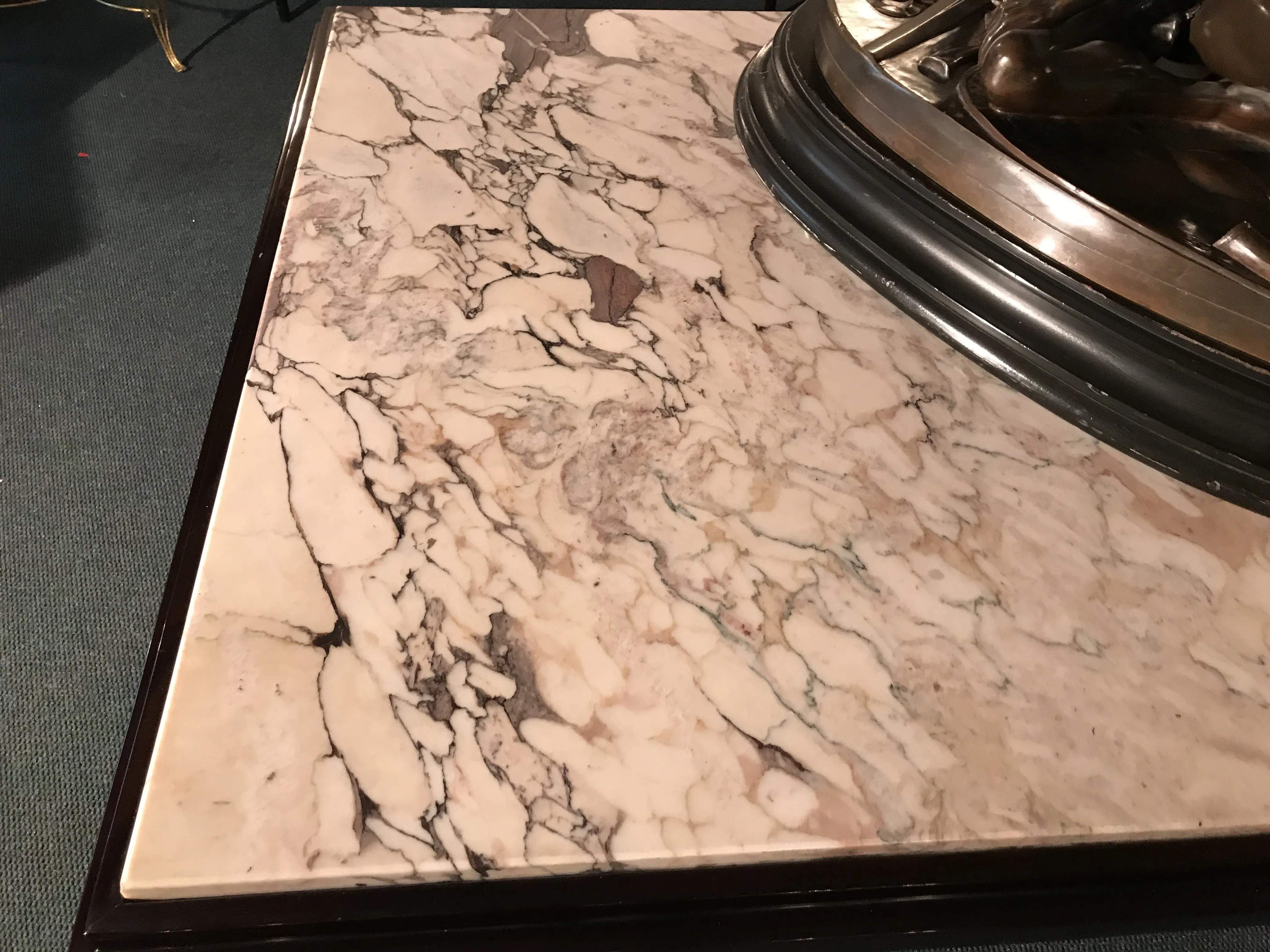 Mesa de jantar antiga para 6 pessoas com detalhes elegantes.