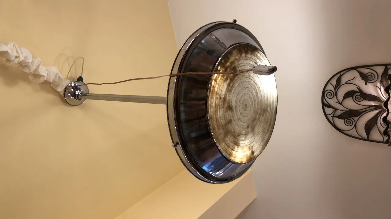 2 lámparas de techo antiguas, con un diseño único y atractivo, iluminando un espacio moderno