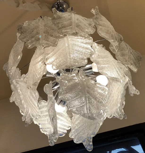 葉の形をした2つの吊り下げランプが古い居心地の良い空間を照らしています。