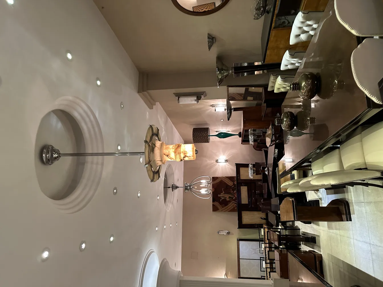 due lampade a sospensione antiche in un ambiente elegante con dettagli decorativi