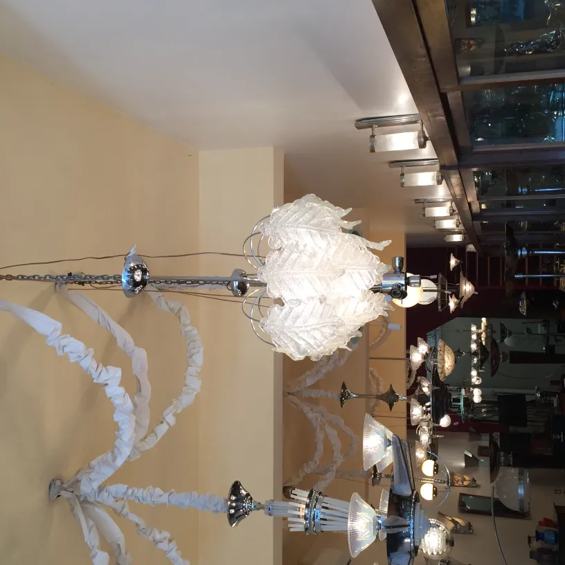 duas lâmpadas de teto antigas com design brilhante em um ambiente iluminado.