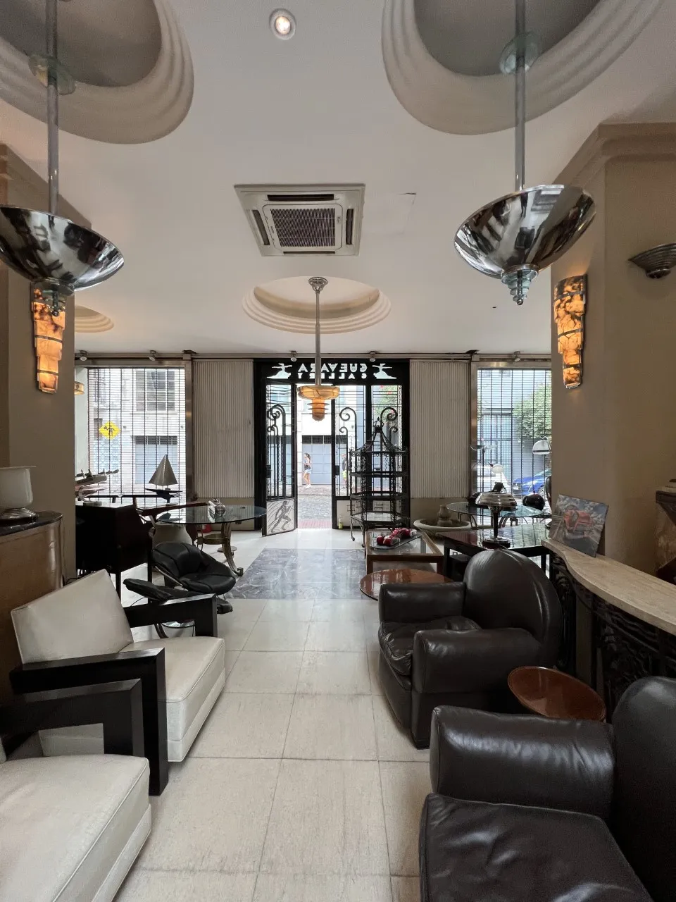 vista da sala com 2 lampadas de teto antigas, ambiente acolhedor