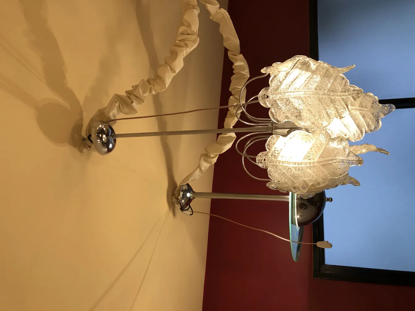 Duas lampadas de teto antigas, com design elegante, iluminando um ambiente acolhedor