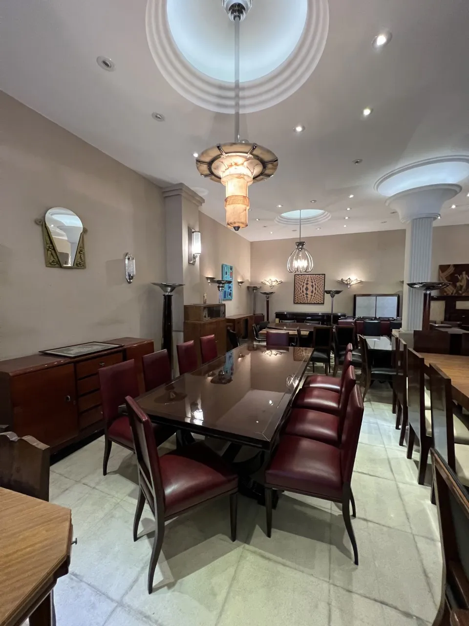 deux lustres anciens dans un environnement spacieux avec des tables et des chaises