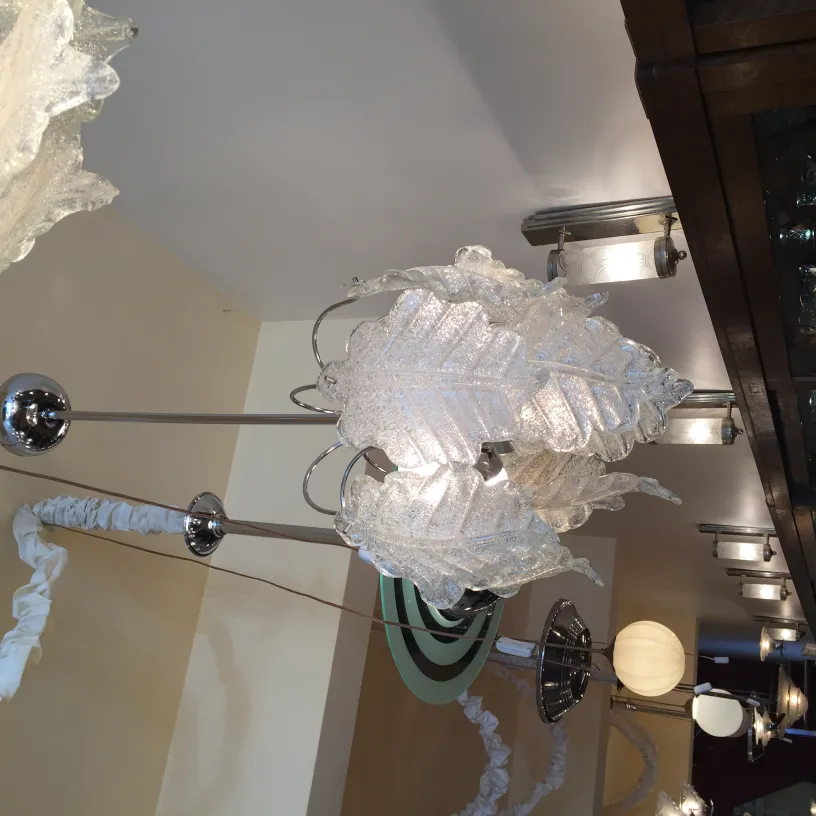 Due lampade a sospensione antiche decorative in un ambiente accogliente