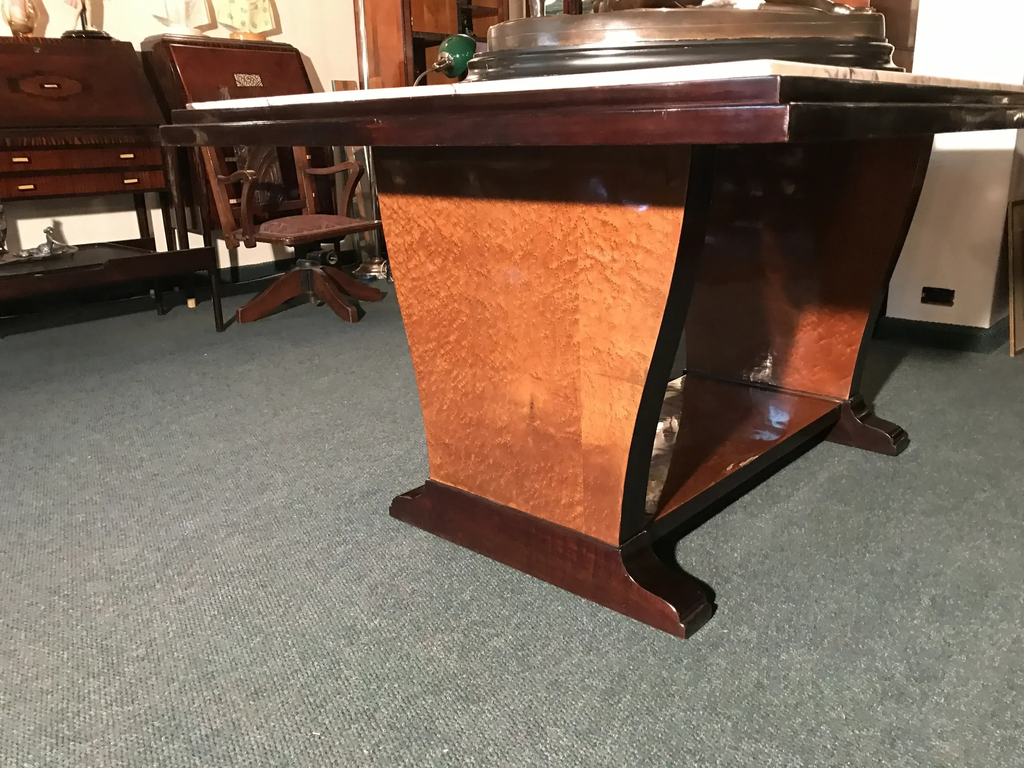 Mesa de jantar antiga para 6 pessoas em um ambiente acolhedor.