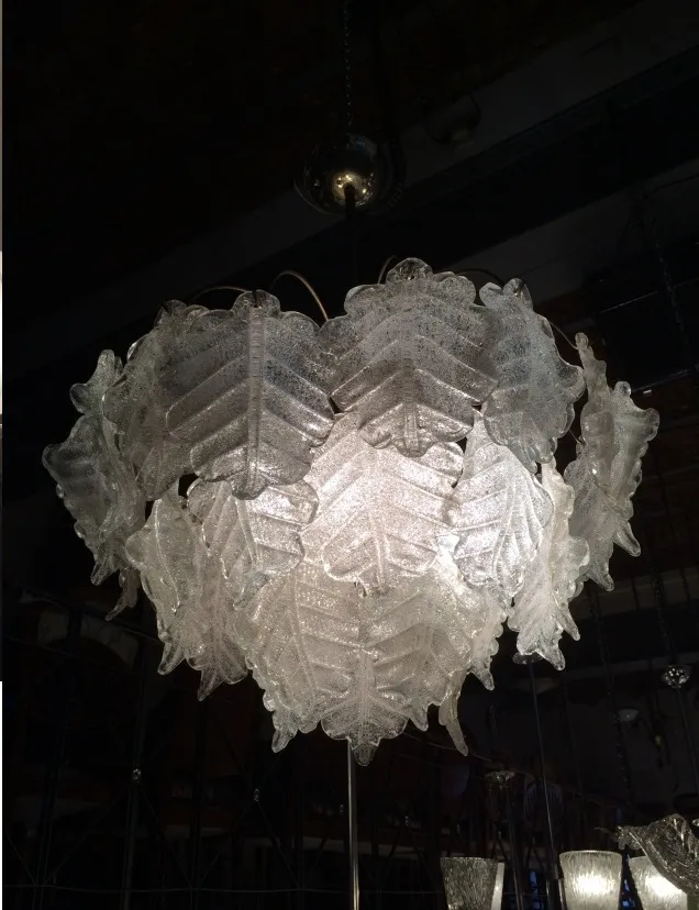 2 lâmpadas de teto antigas com belo design de folhas, iluminando um ambiente contemporâneo.