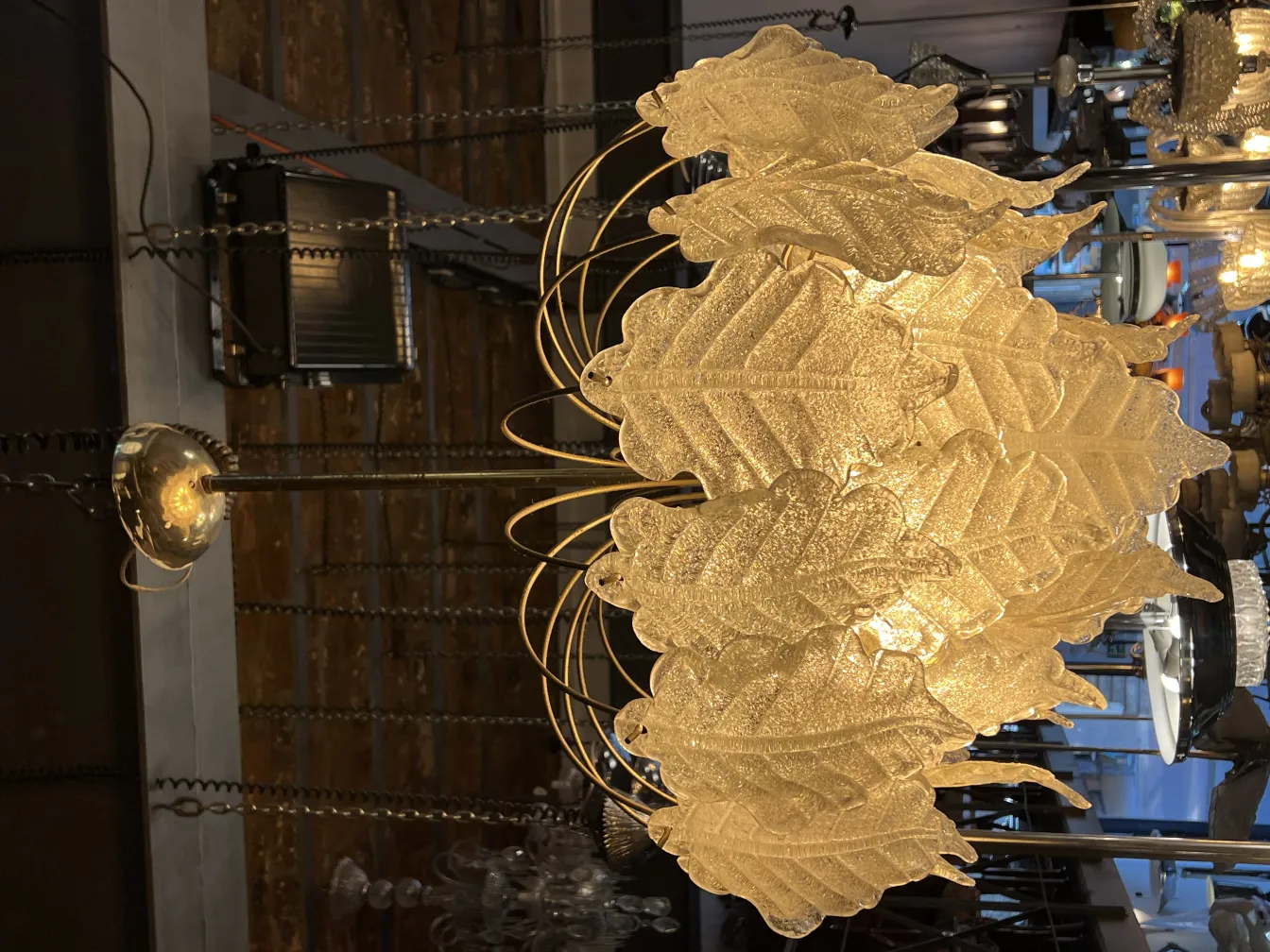 2盞古董葉形吊燈在優雅的環境中